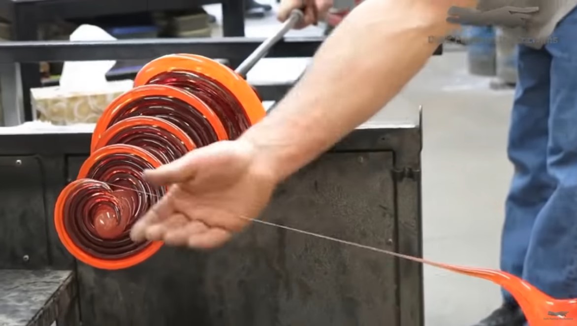 Изработка на стаклени предмети, фасцинирачко видео